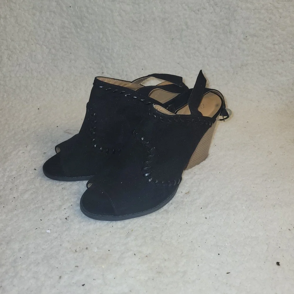 Qupid Women Fashion Vegan‎ Suede Cut Out Peep Toe Block Stacked Heel Size 7